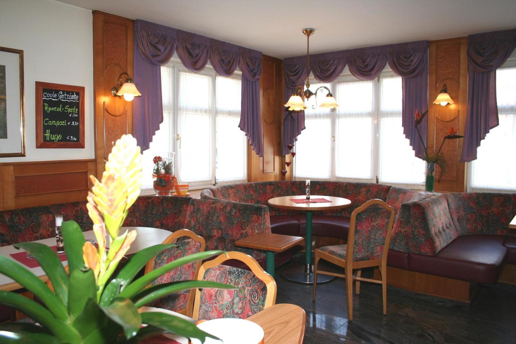 Hotel Cafe Lorenz Hohenems Bagian luar foto