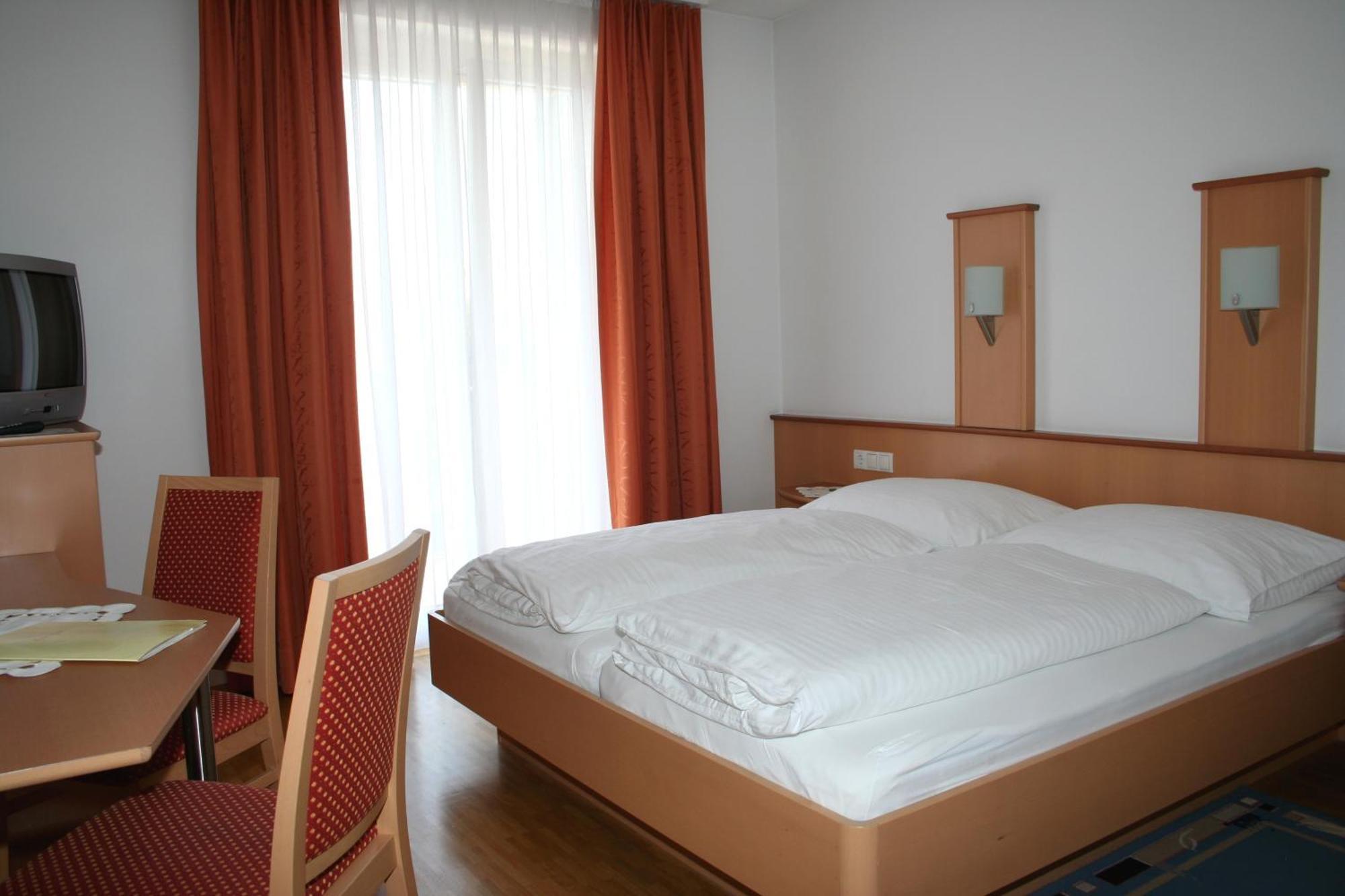 Hotel Cafe Lorenz Hohenems Bagian luar foto