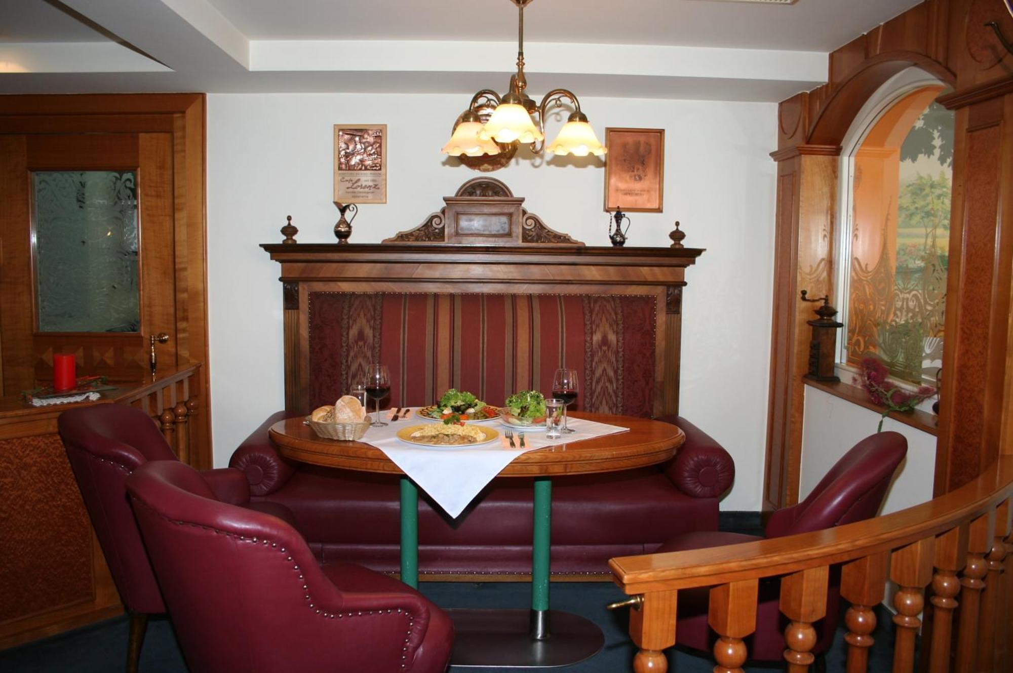 Hotel Cafe Lorenz Hohenems Bagian luar foto