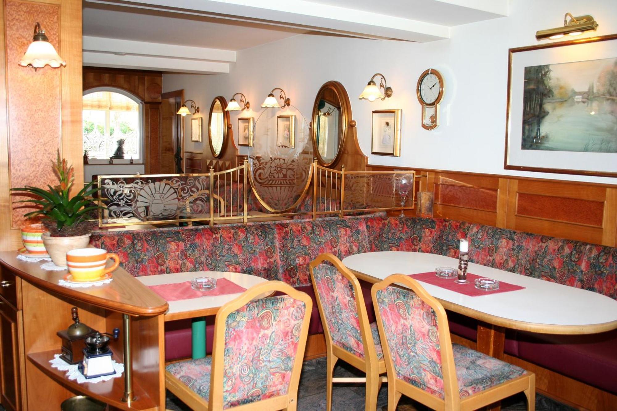 Hotel Cafe Lorenz Hohenems Bagian luar foto