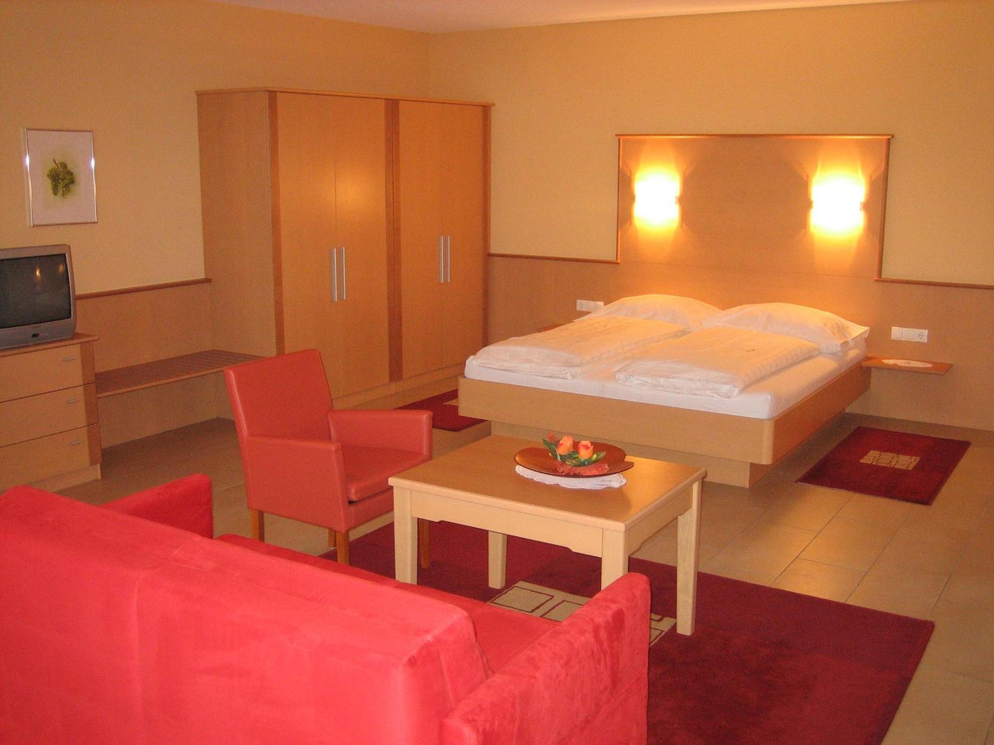 Hotel Cafe Lorenz Hohenems Bagian luar foto