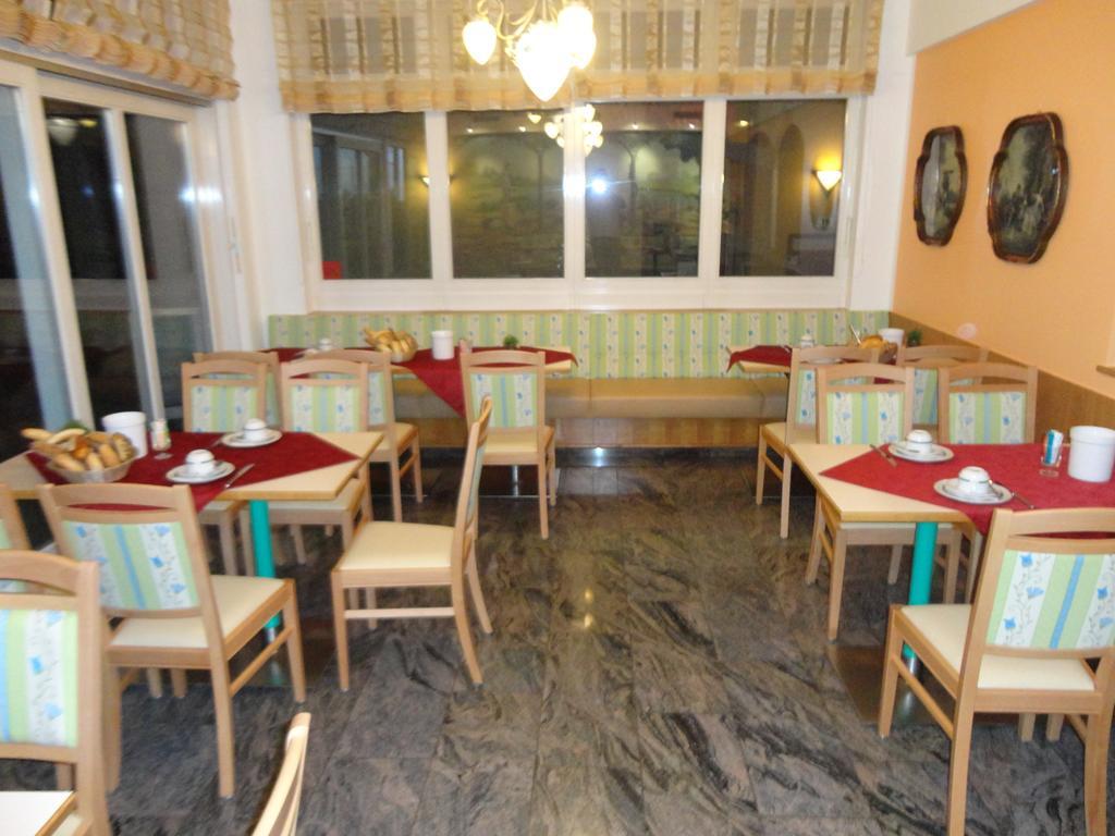 Hotel Cafe Lorenz Hohenems Bagian luar foto