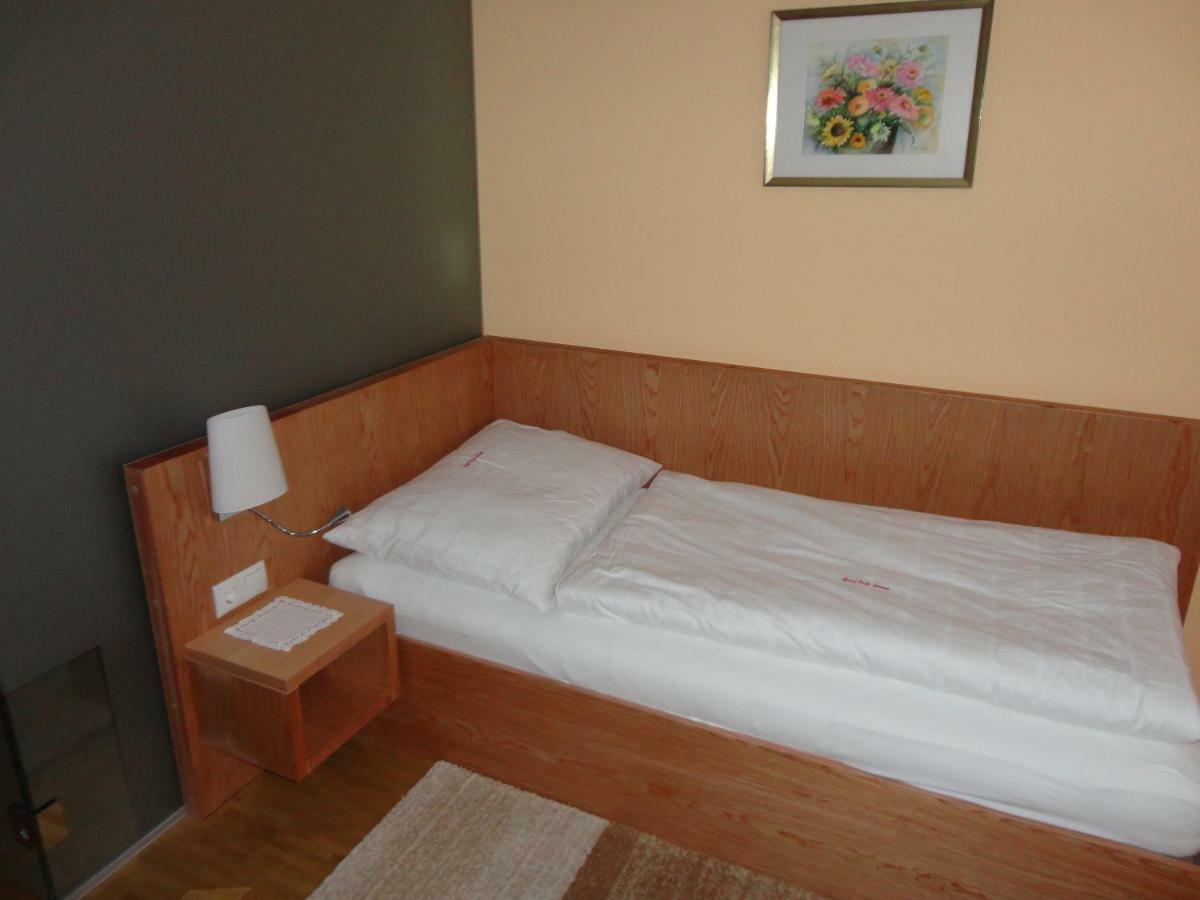 Hotel Cafe Lorenz Hohenems Bagian luar foto
